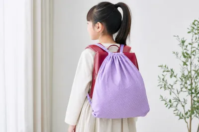 ランドセルの上から背負えるナップサックの紐の長さは？