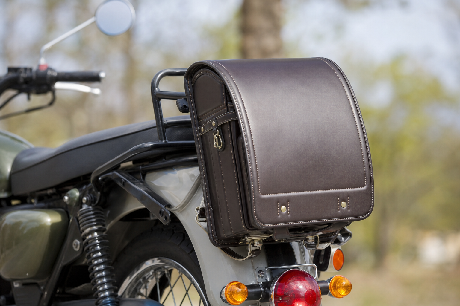 バイクへのランドセル取り付け、基本はリアキャリア+ステーでの固定