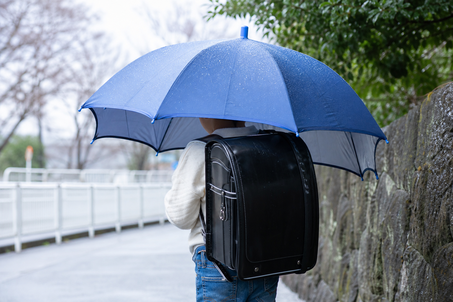 なぜ普通の傘ではランドセルが濡れてしまうのか